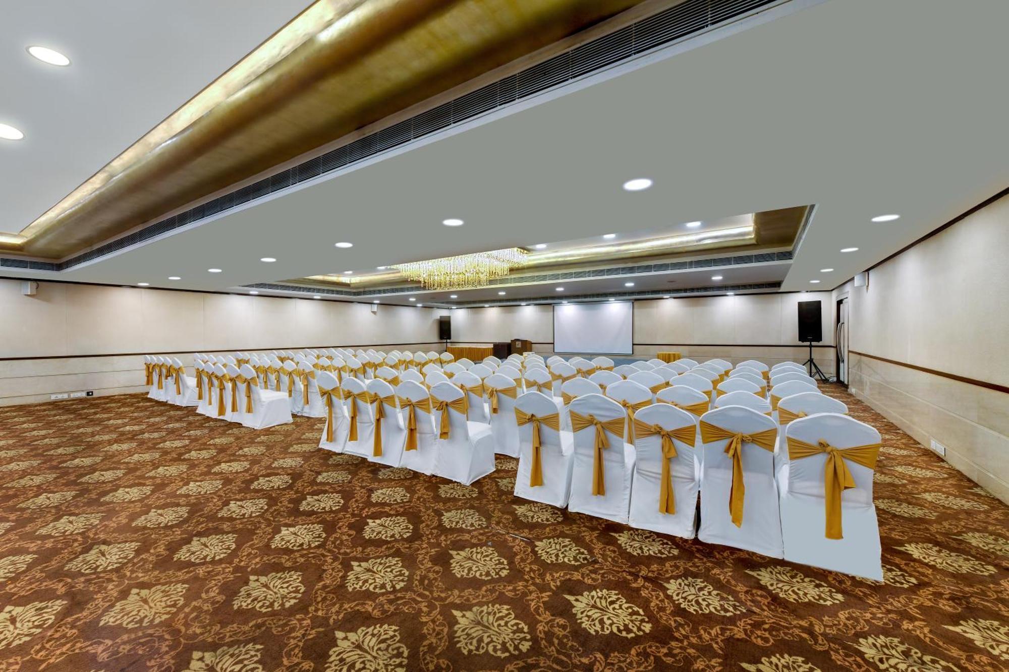 The Fern Residency Rajkot Hotell Exteriör bild